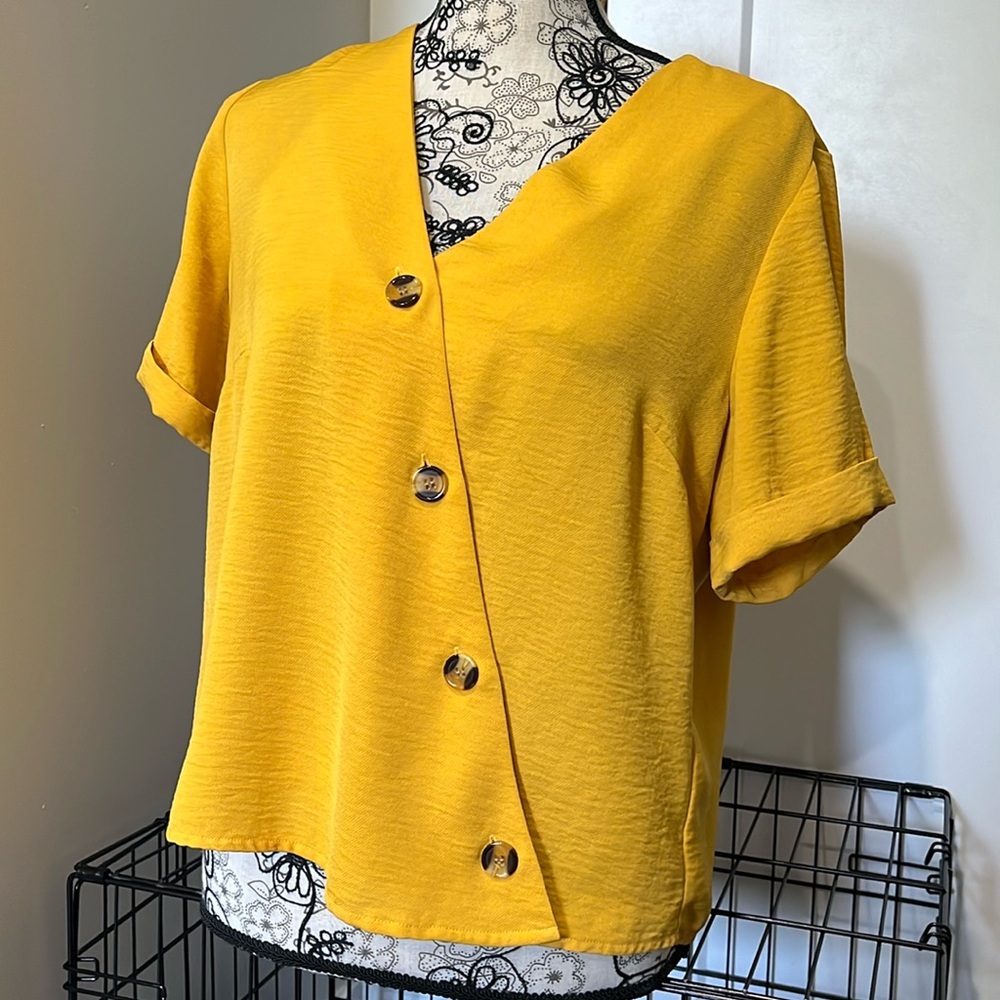 Cleo Yellow asymmetric button shortsleeved top